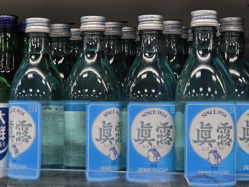 소주병이 녹색인 이유를 보여주는 소주병 진열 모습