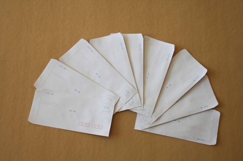 경조사비 봉투와 축의금, 생활비 부담을 상징하는 이미지