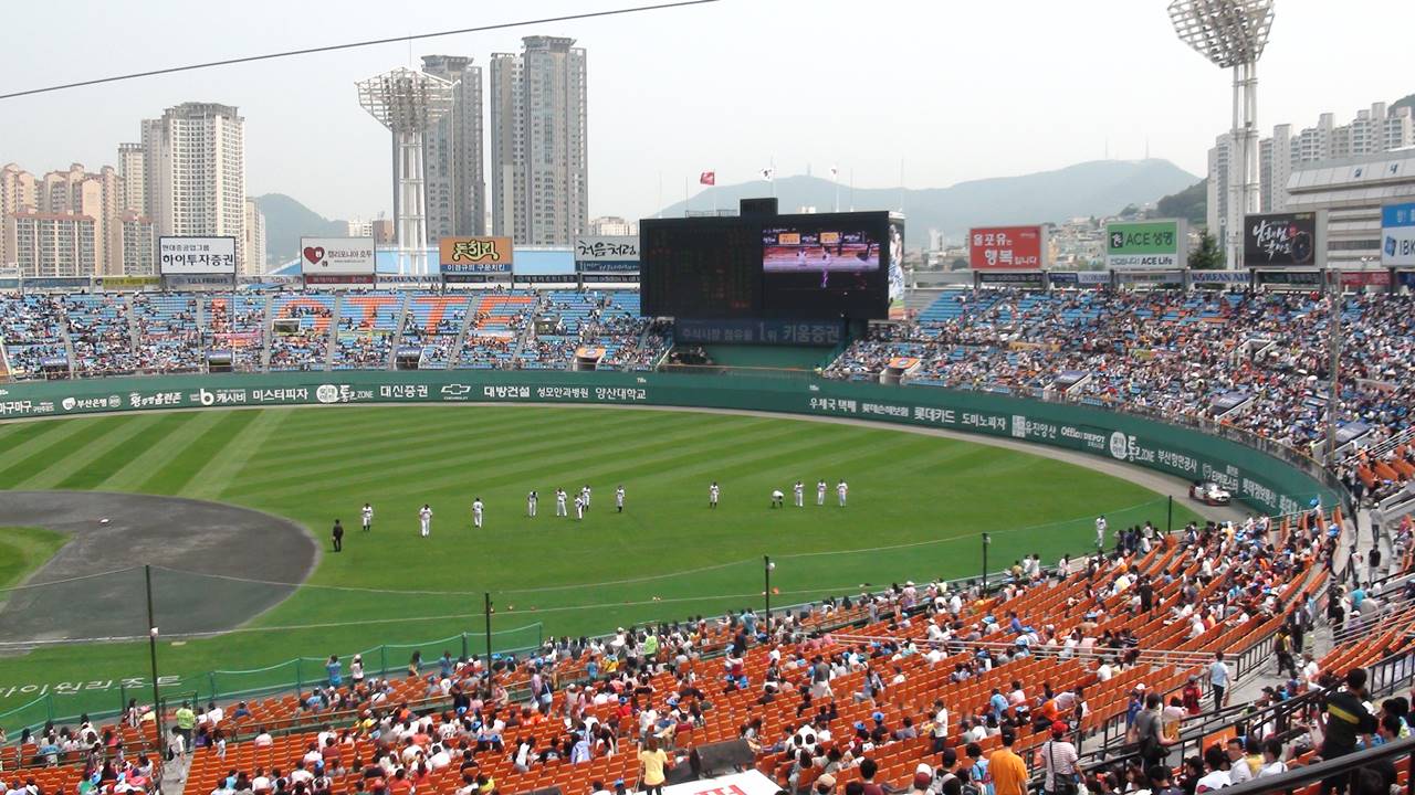 부산 사직야구장에서 열린 경기 모습과 야구 속 과학 원리를 보여주는 장면