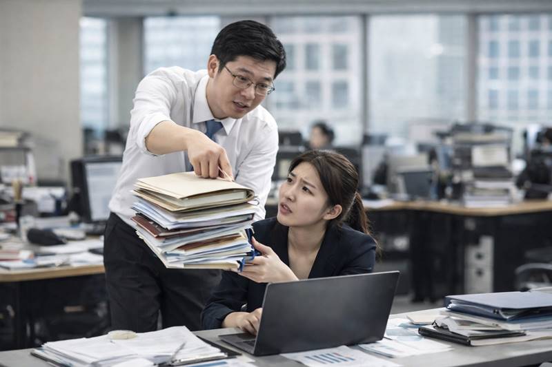 직장 상사가 업무를 떠넘기는 상황 스트레스 직장인 모습