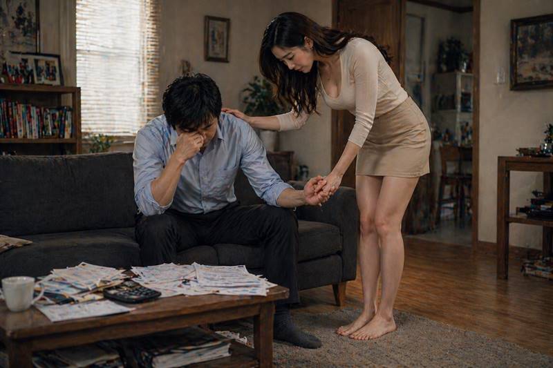 사업 실패로 힘든 남편을 위로하며 손을 잡아주는 한국인 아내 장면