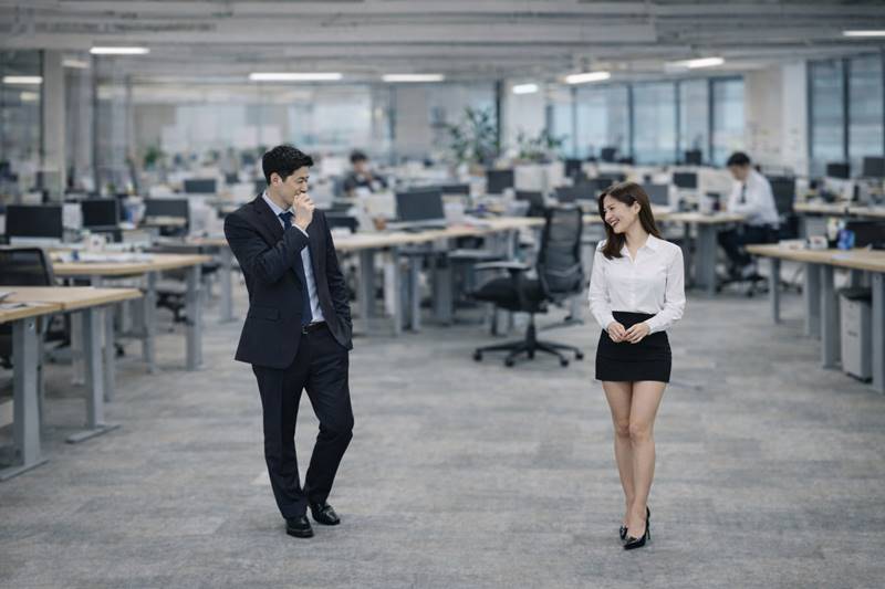 직장 남성이 동료 여성에게 설레는 감정을 느끼는 사무실 상황 한국인 직장인 이미지