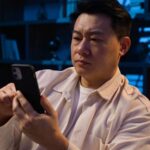 엄마 마지막 전화 감동 이야기 늦은 밤 아들이 전화를 받는 모습