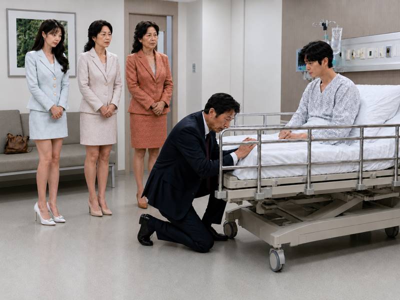 병실에서 예비 장인이 입원한 예비 신랑 앞에 무릎 꿇고 사과하는 장면