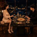 비 오는 밤 고급 한국 음식점에서 파전과 반찬을 앞에 두고 서로 바라보는 남녀